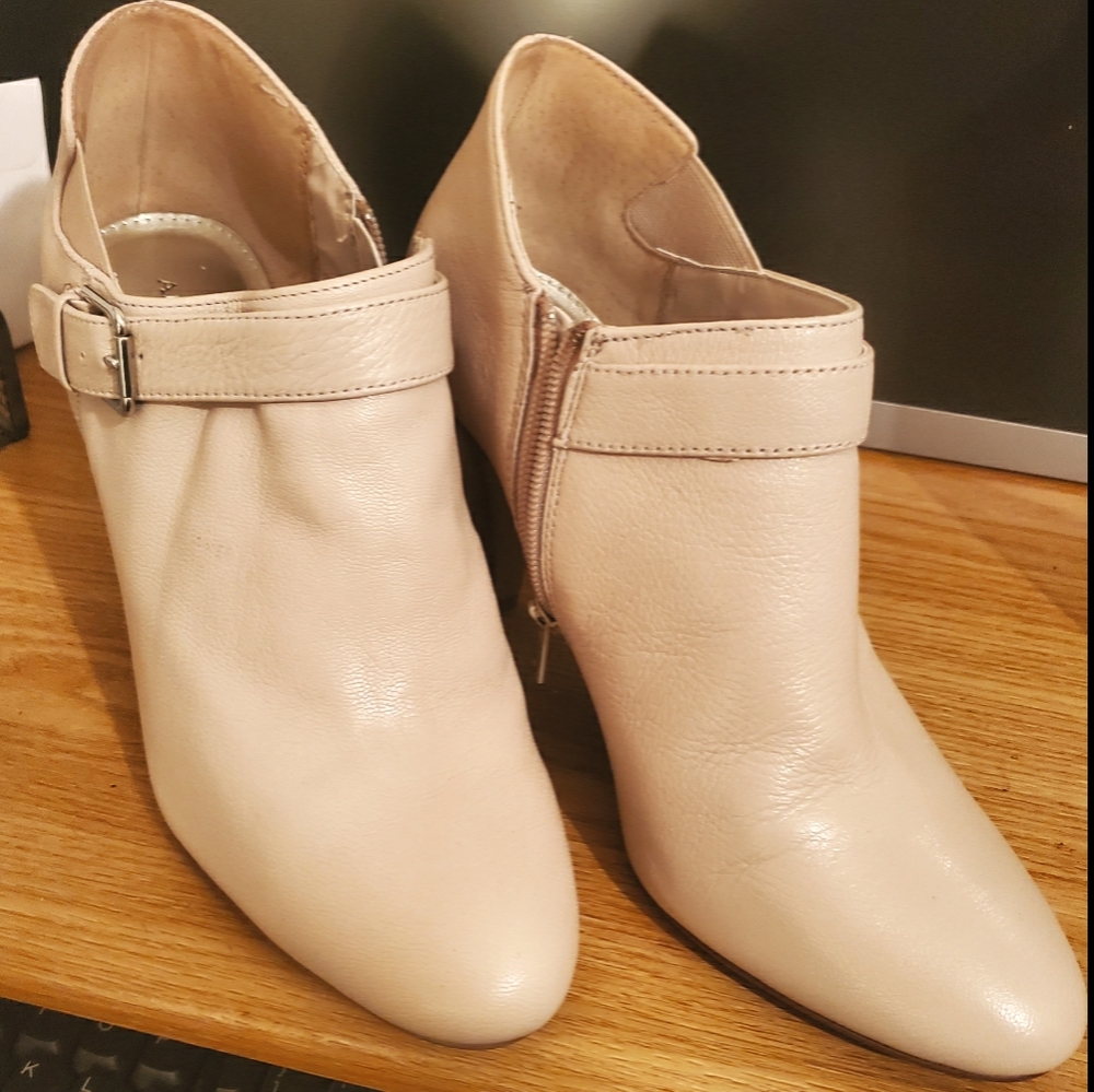 Alfani genuine leather cream ankle boots sz10